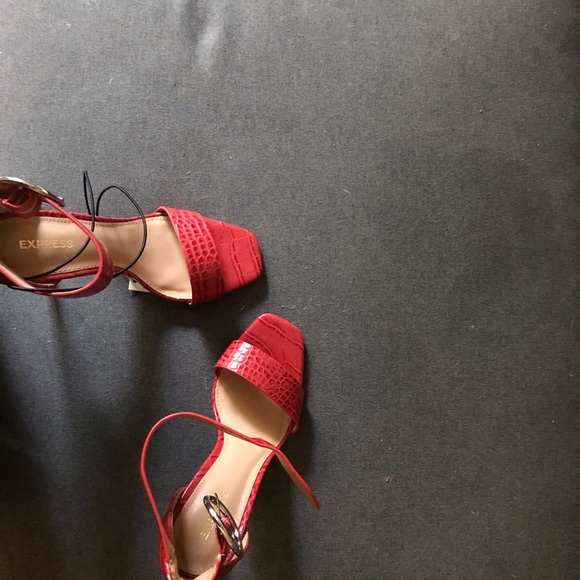 Express Women’s size 7, red shoes - Picture 2 of 4